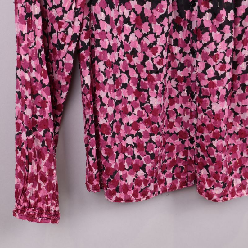 Närbild på blommigt mönster och ärmslut