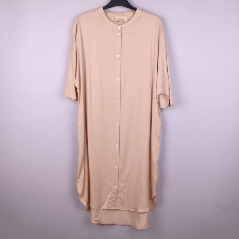 Beige lång skjorta med knappar framifrån
