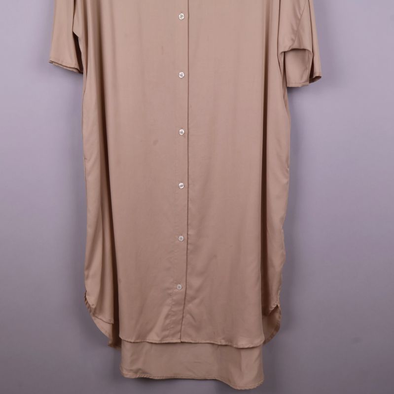 Nedre del av beige lång skjorta med fläckar
