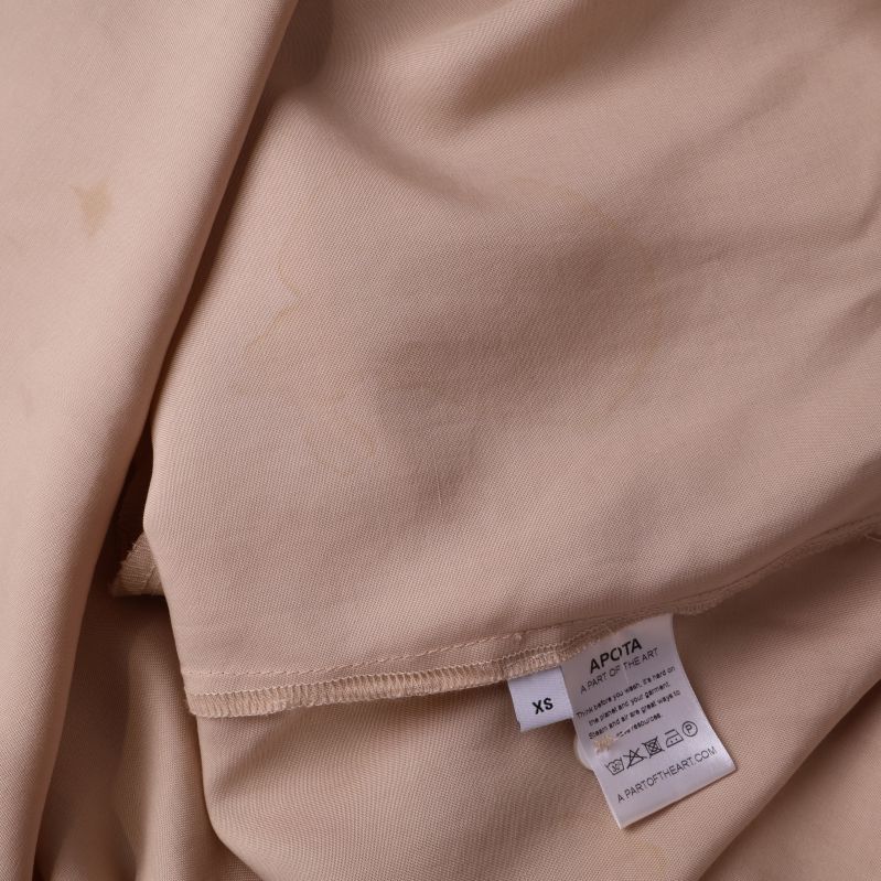 Beige tyg med fläckar och en tvättlapp