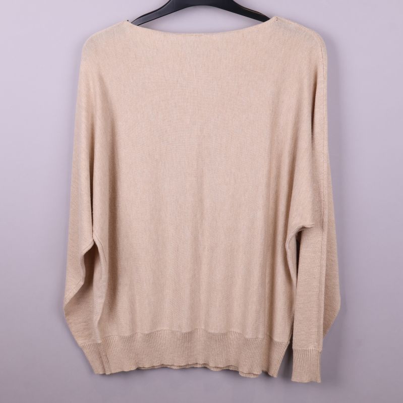 Beige tröja bakifrån 
