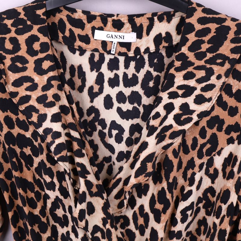 Närbild på leopardmönstret och etiketten