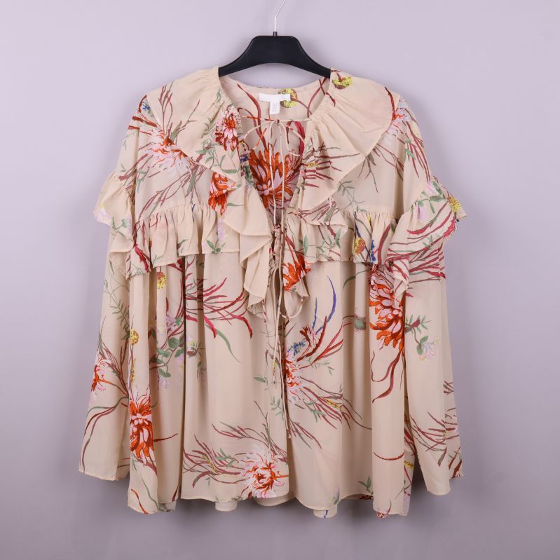 Blommig blus framifrån med volanger