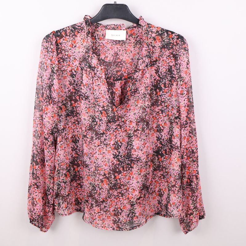 Blus och kjol med blommigt mönster, framifrån