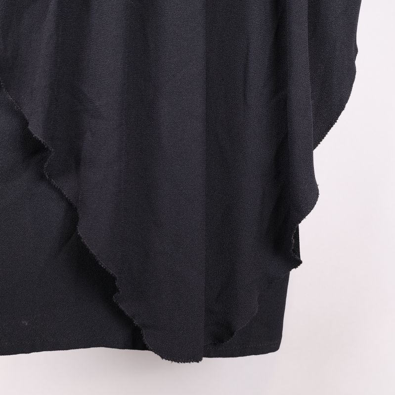 Draperade sidopaneler på klänningen