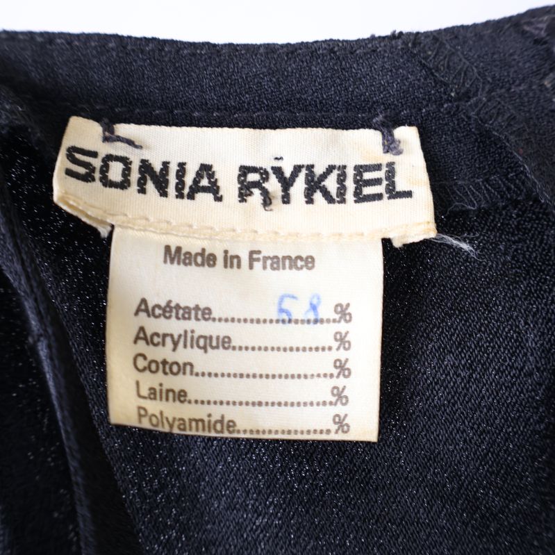 Materialetikett på klänningen i närbild
