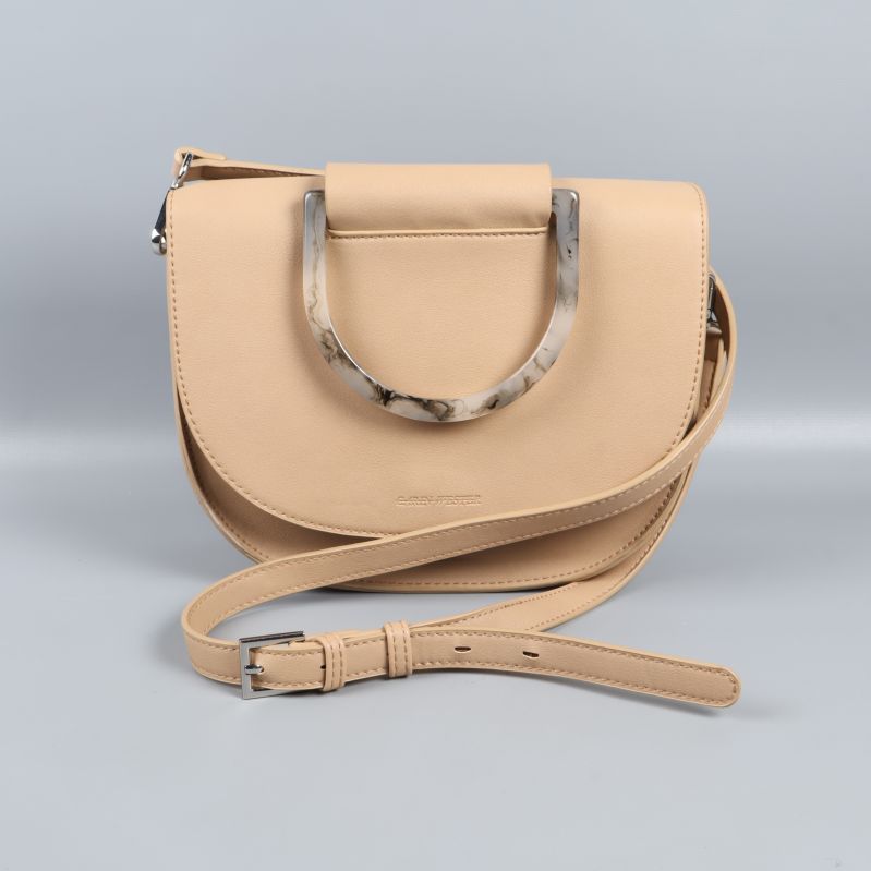 Beige handväska med marmordetaljer