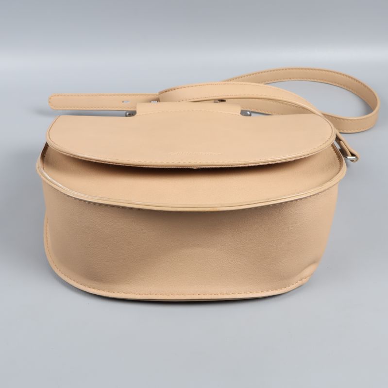 Undersidan av beige handväska
