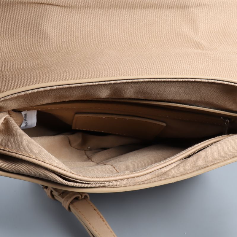 Interiör av beige handväska