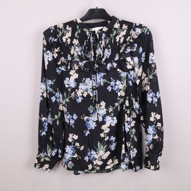 Svart blommig blus framsida