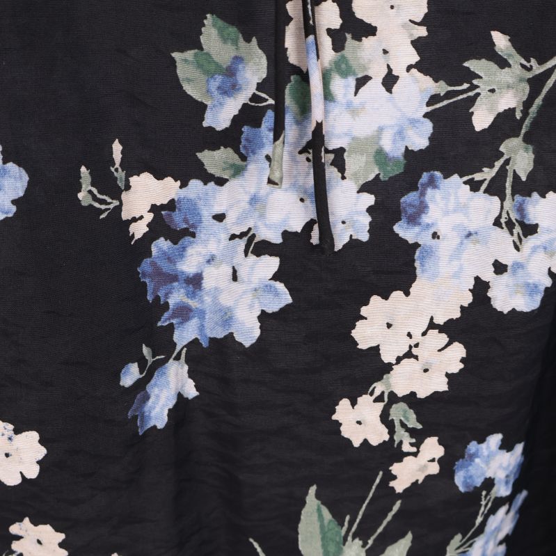 Närbild av blusens blommiga mönster