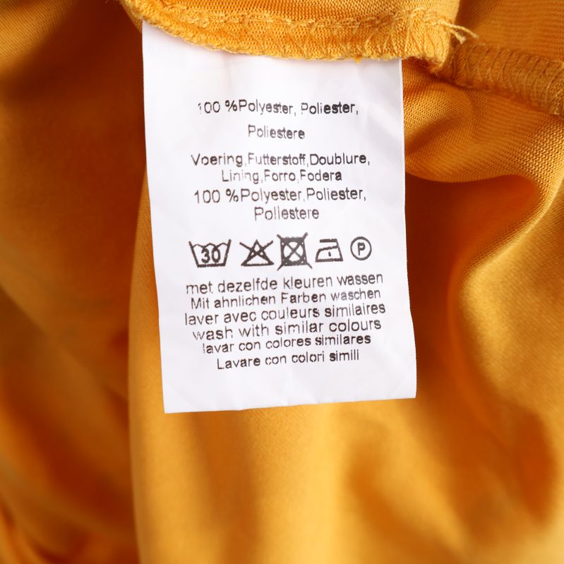 Materialetikett med 100% polyester i klänningen