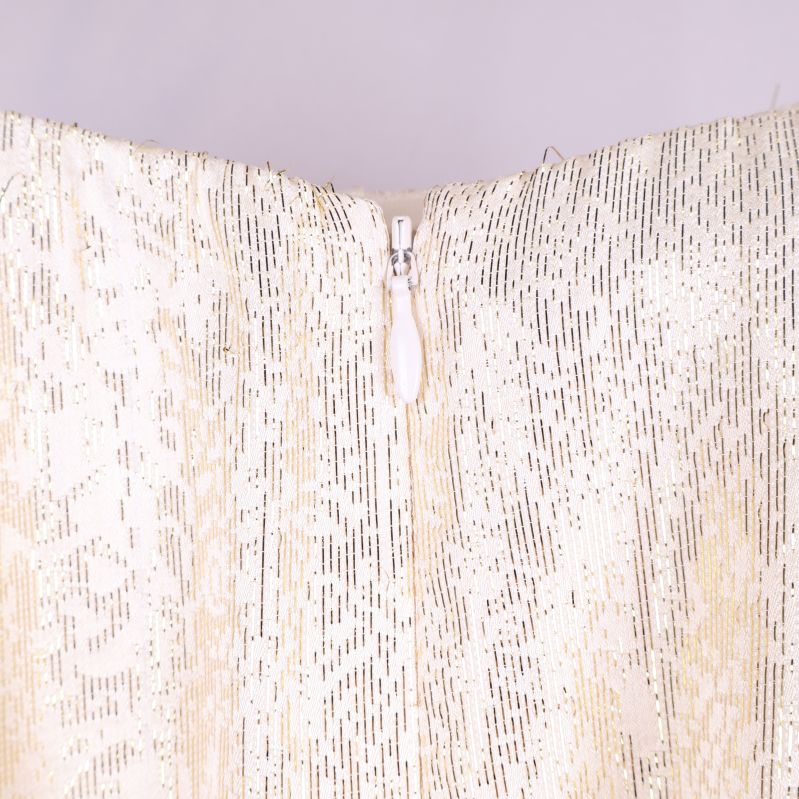 Närbild av klänningens glitterdetaljer