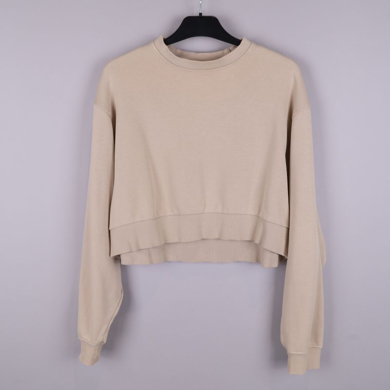 Framsida av beige cropped tröja