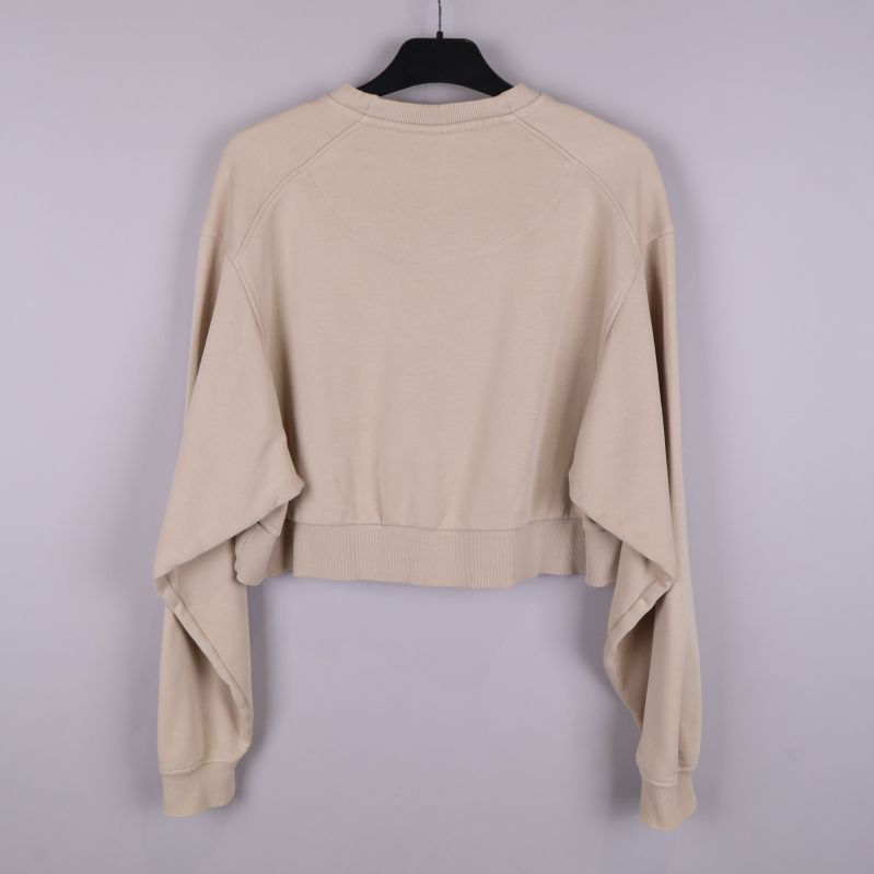 Baksida av beige cropped tröja