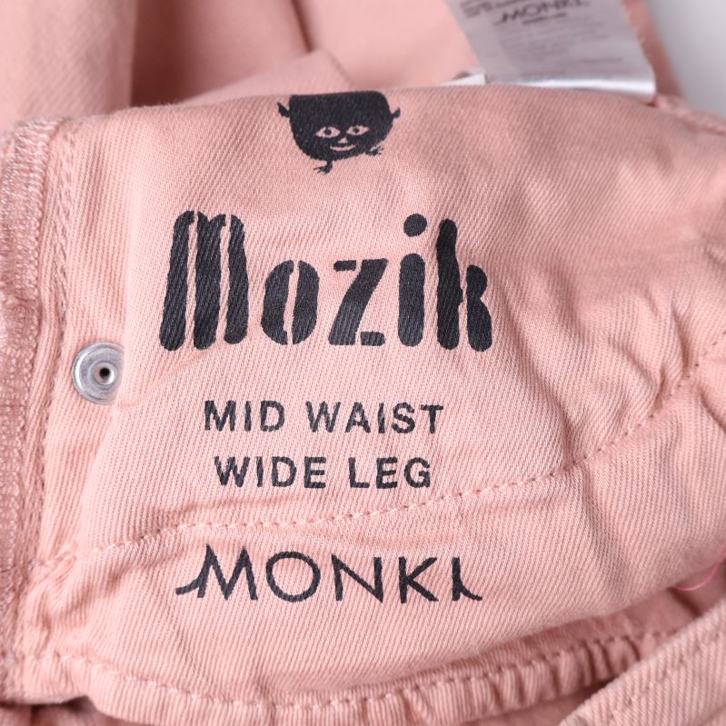 Moziq breda ben etikett på jeans