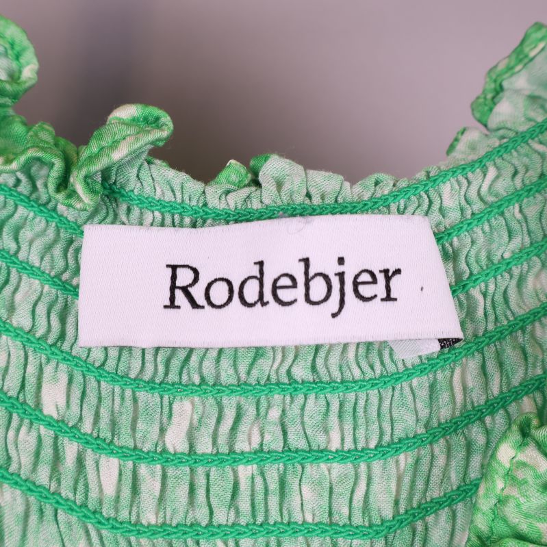 Närbild av Rodebjer etikett på blus