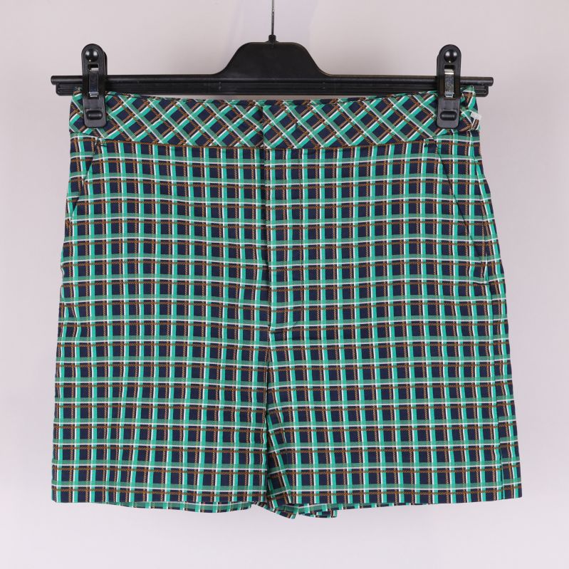 Framsida av rutiga shorts 