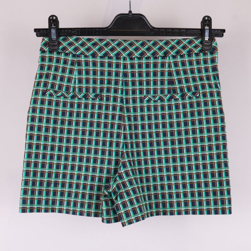 Baksida av rutiga shorts 