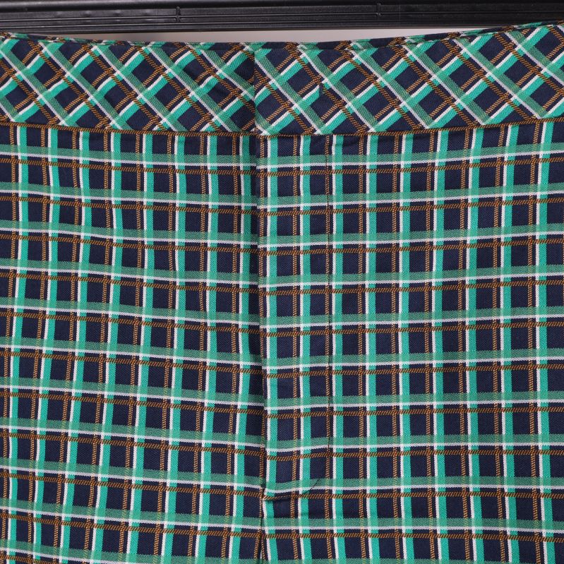Närbild på rutmönstrad design på shorts