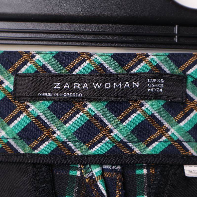 Etikett 'Zara Woman' inuti shorts