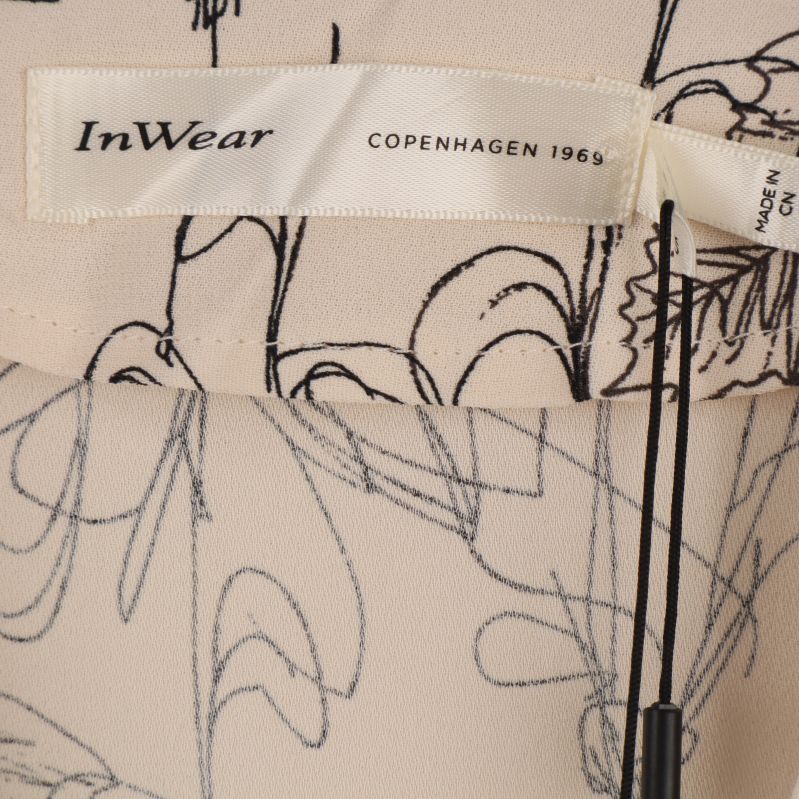 InWear varumärkesetikett i klänningen