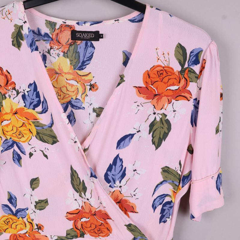Närbild på omlottoppens blommiga mönster