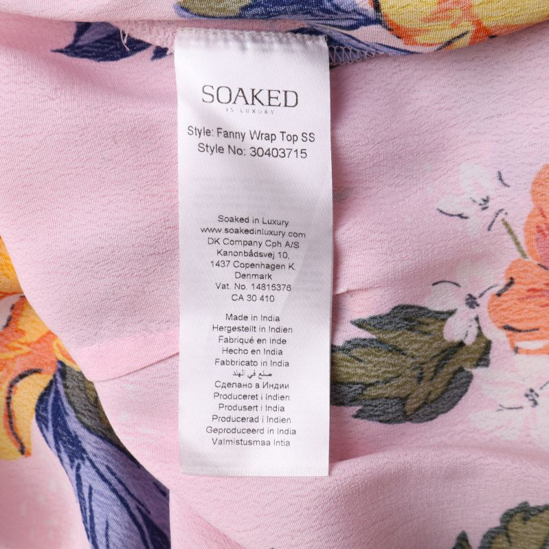 Etikett med Soaked in Luxury och andra detaljer