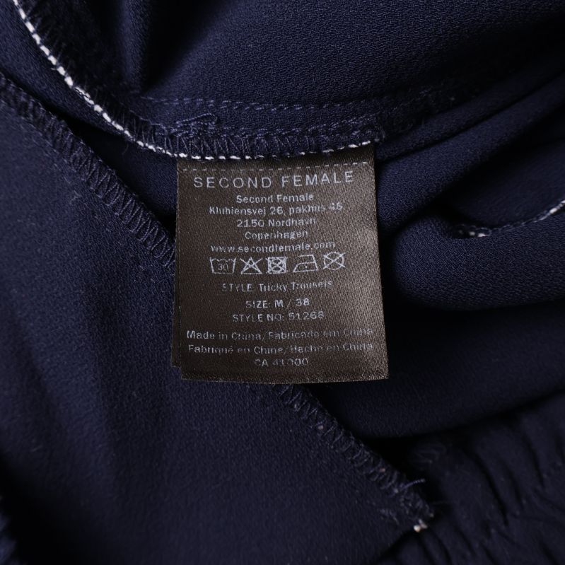 Second Female care label med tvättråd