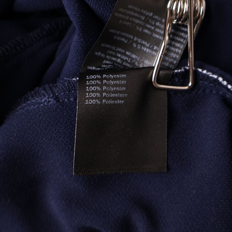 Materialetikett visar 100% polyester