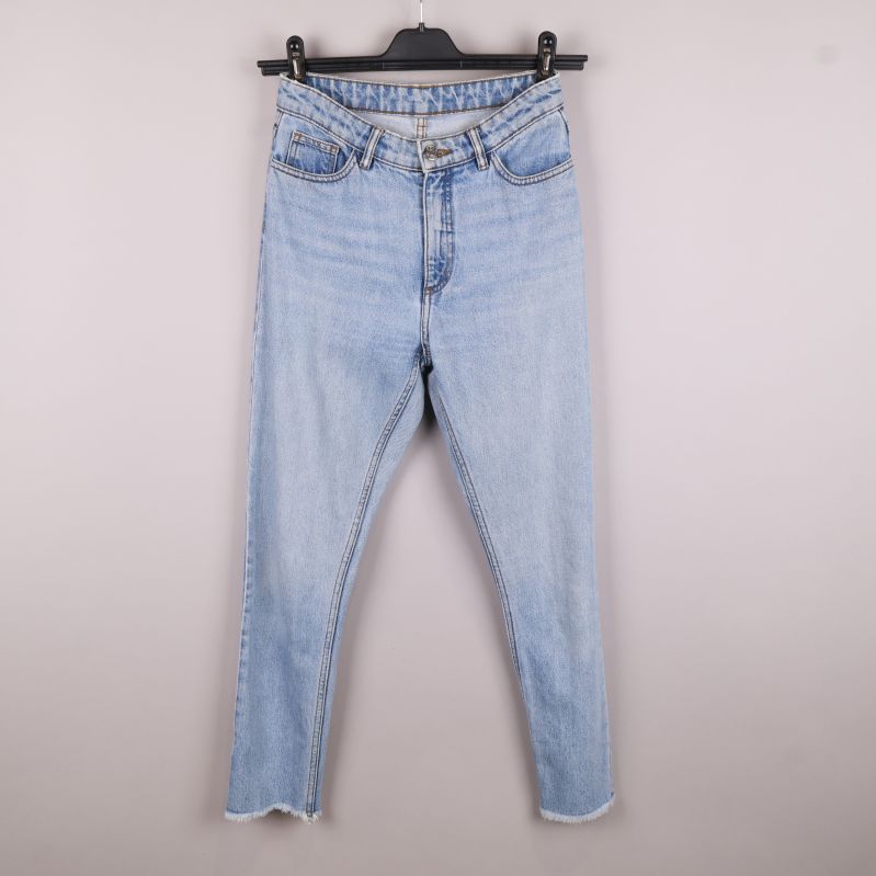 Framifrån av ljusblå jeans 
