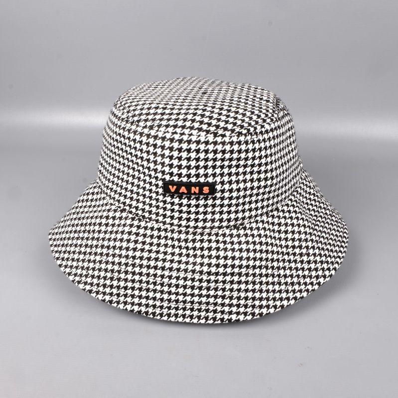 Närbild på logotypen på bucket hat