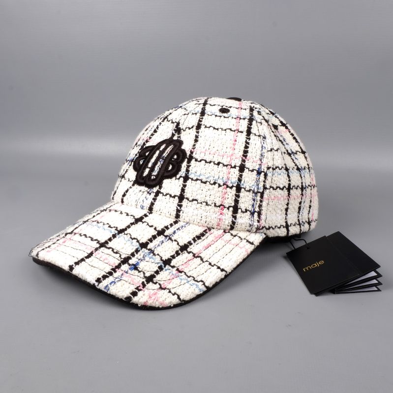 Keps med svart broderi på framsidan