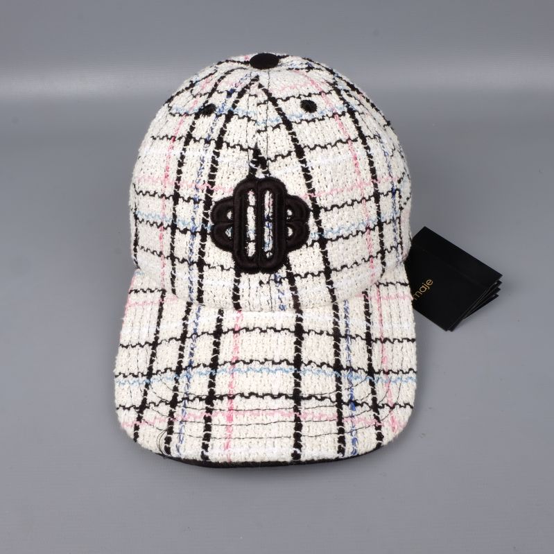 Randig keps sedd framifrån med etikett