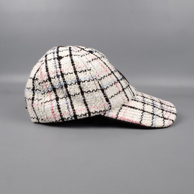 Sidovy av randig keps med broderi