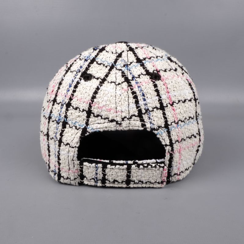 Baksidan av randig keps med justerbart band