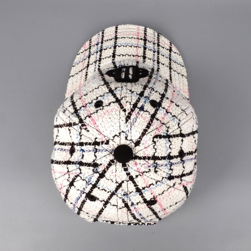 Ovansidan av randig keps med knapp