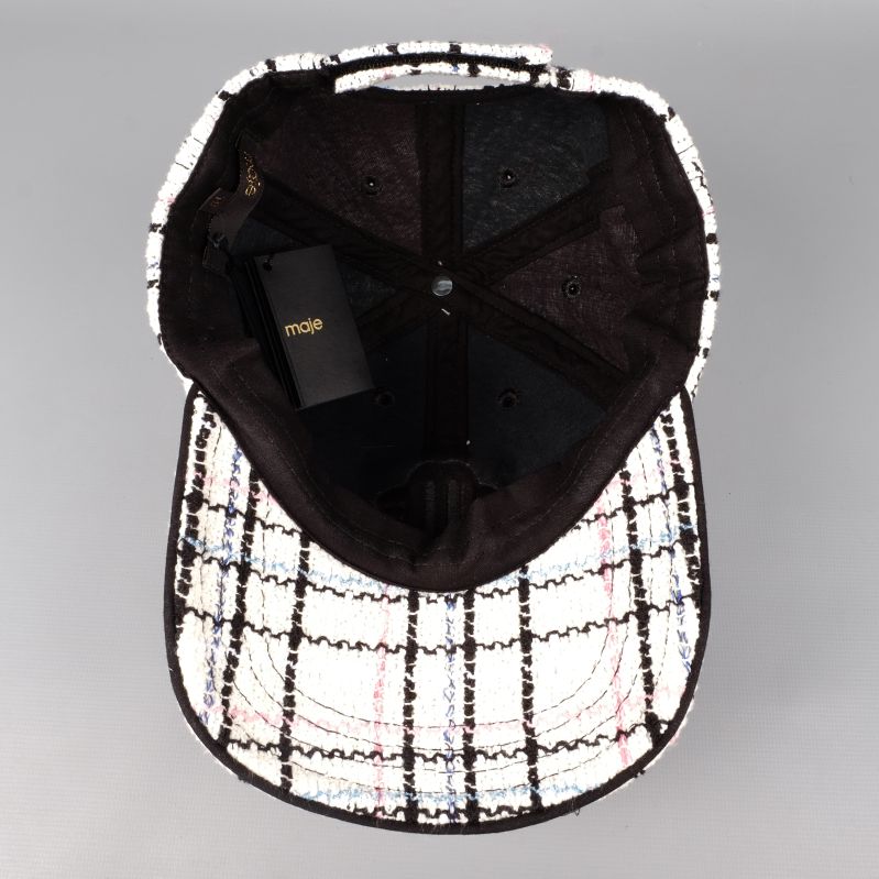 Insidan av keps med svart linning och etikett