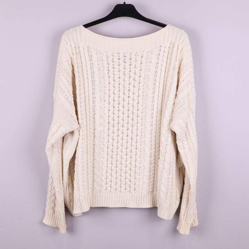 Bakifrån av flätad beige tröja 