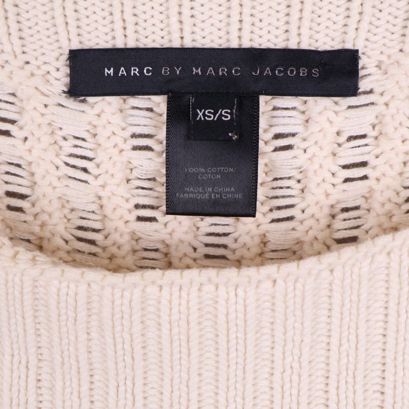 Närbild på etiketten Marc by Marc Jacobs