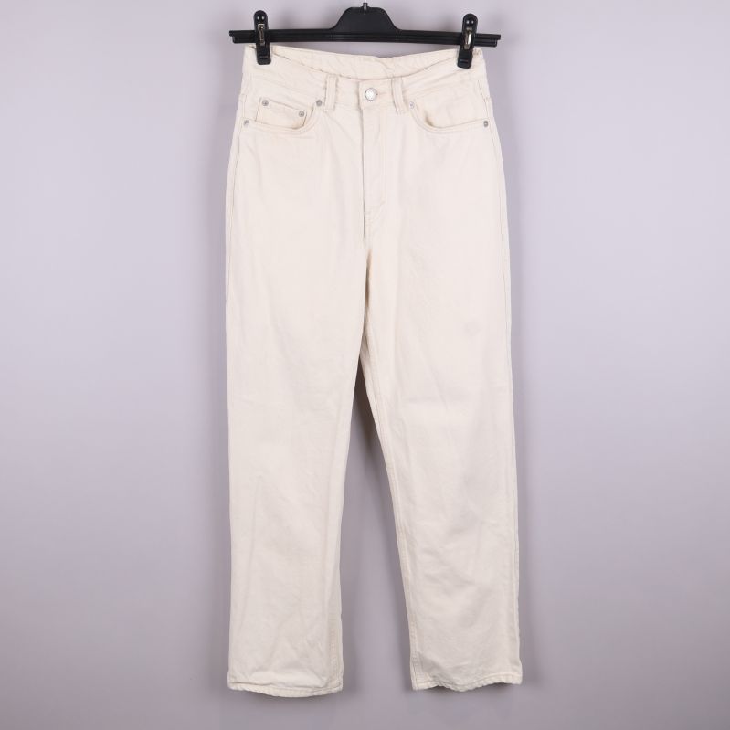 Framsidan på vita jeans i rak passform