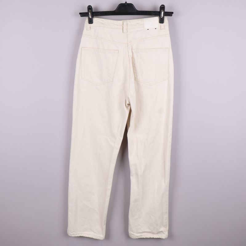 Baksidan av vita jeans med bakfickor