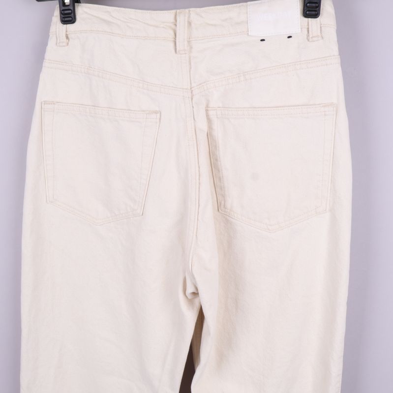 Närbild av bakfickor på vita jeans