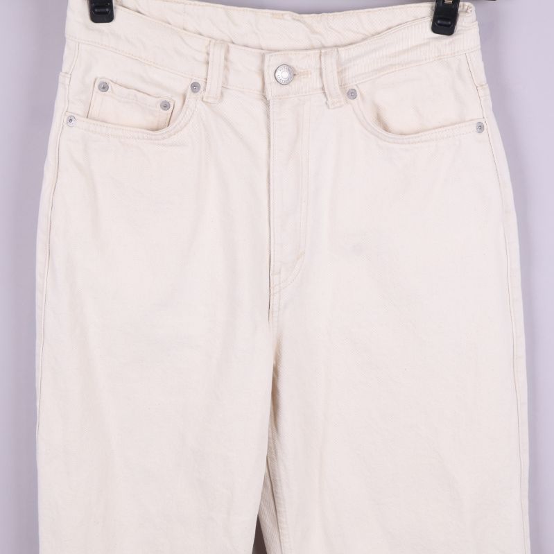 Övre del av vita jeans med knapp och fickor