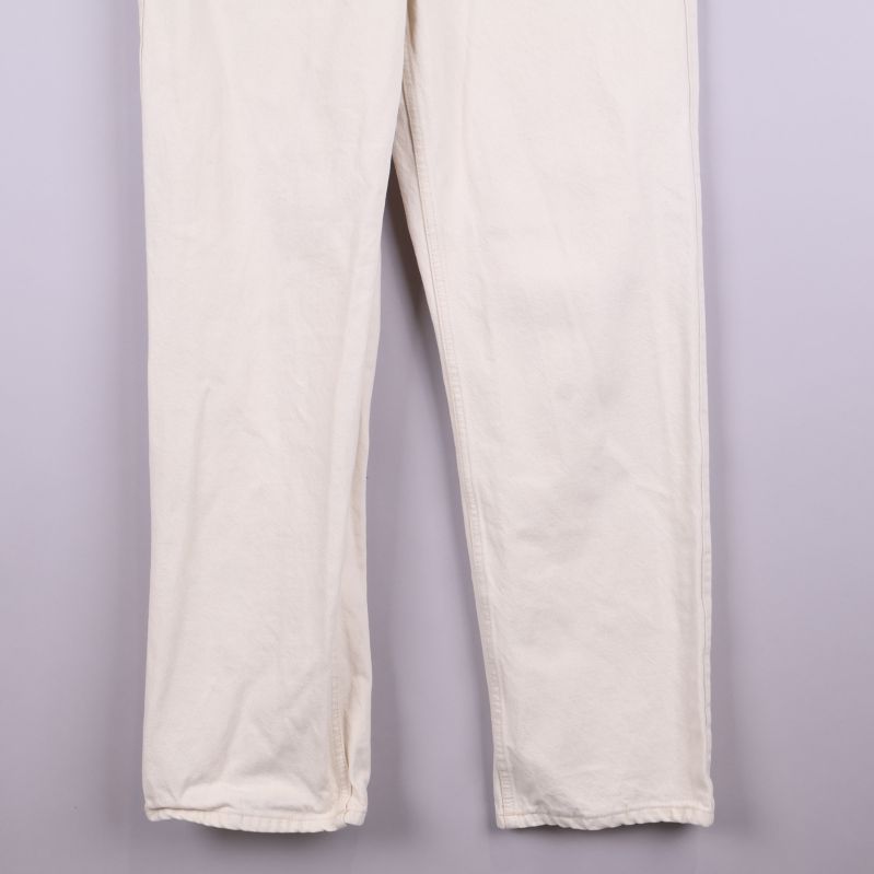 Benens nedre del på vita jeans