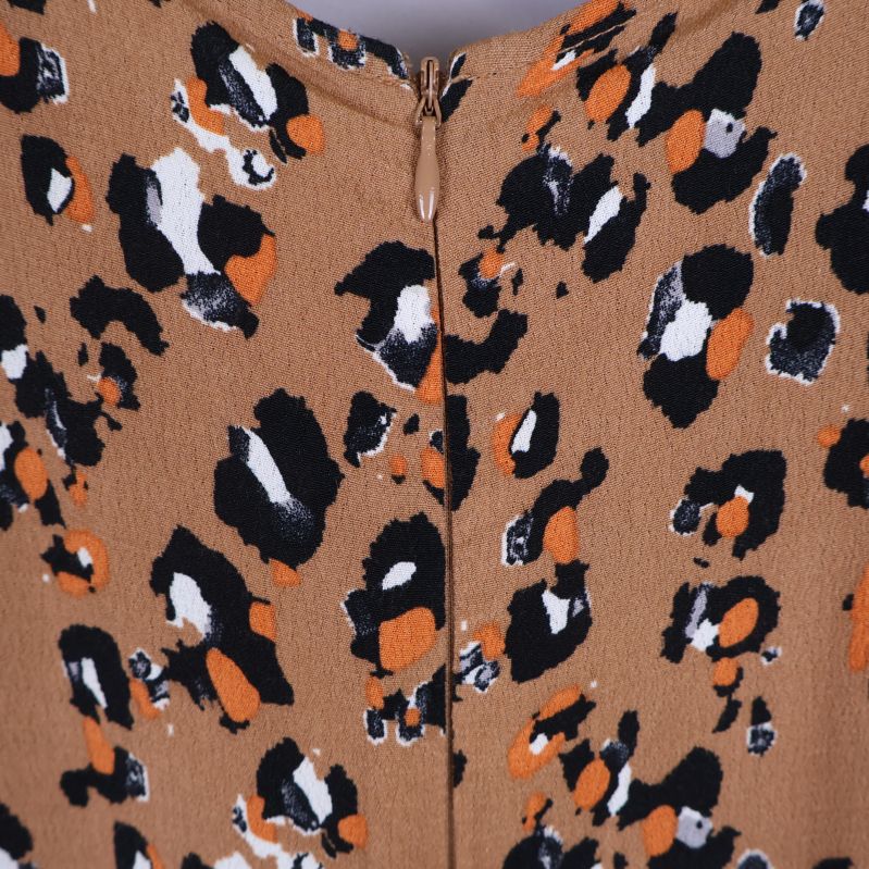 Detaljerad närbild av leopardmönster och dragkedja
