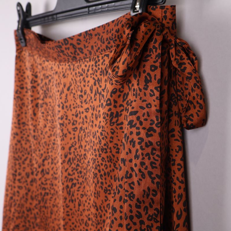 Närbild av leopardmönstrad kjol med knytband