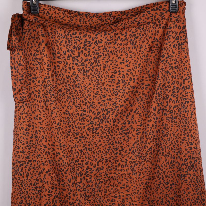 Närbild av leopardmönster på kjolen