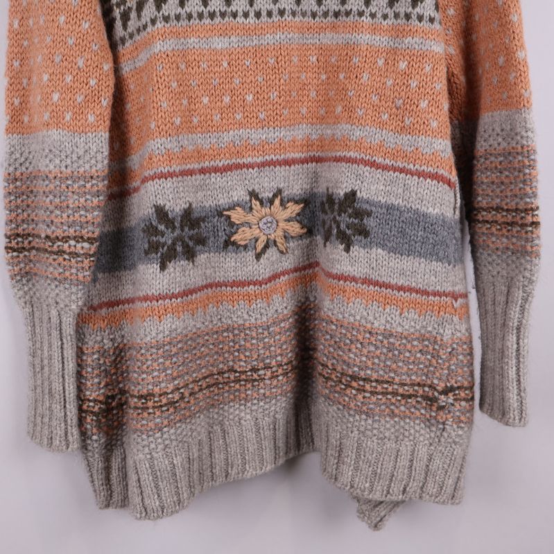 Baksida på koftans nederdel med mönster och broderade detaljer