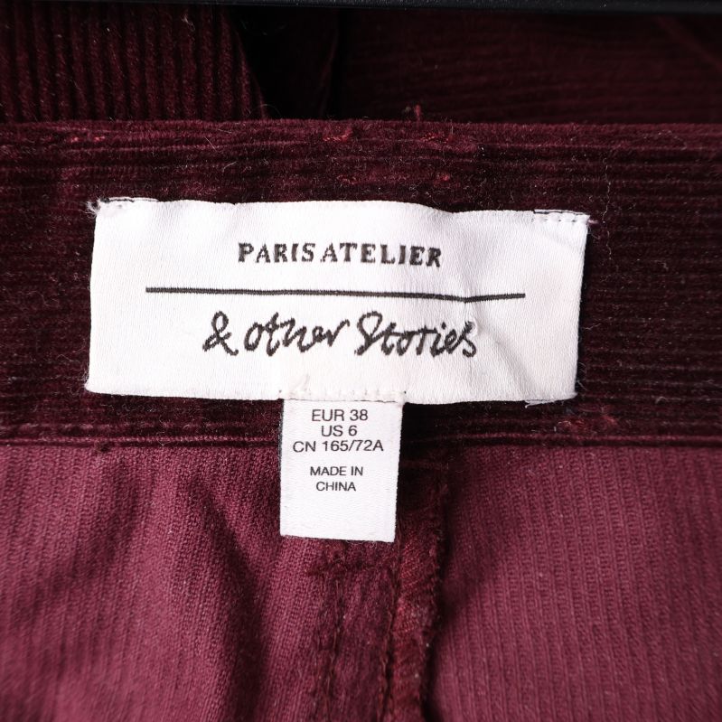 Närbild på etikett med & Other Stories